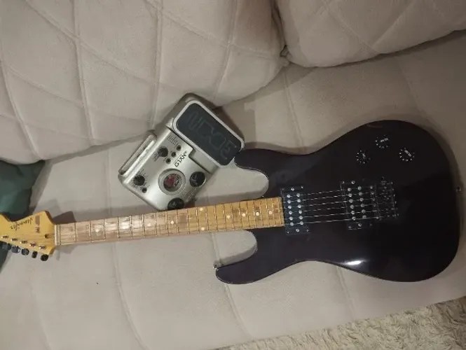 Guitarra e pedaleira 