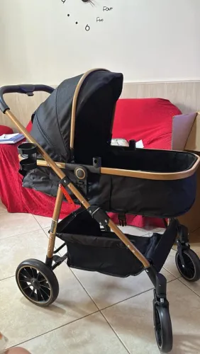 Carrinho de bebê Moisés com bebê conforto