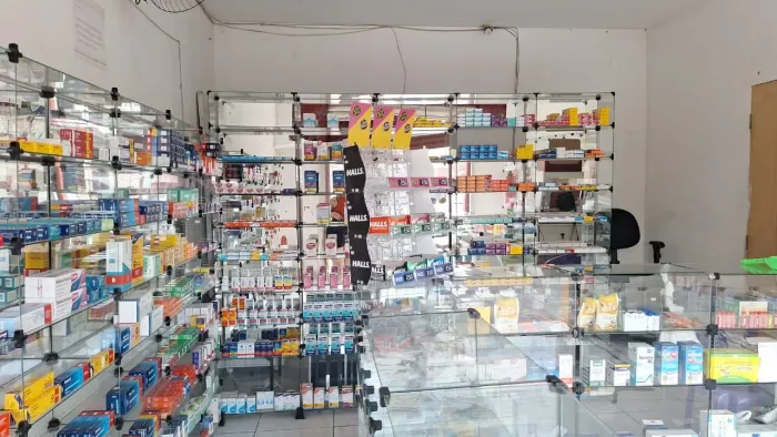 Vende se ,uma farmacia . (Móveis e medicamentos) valor a negociar.