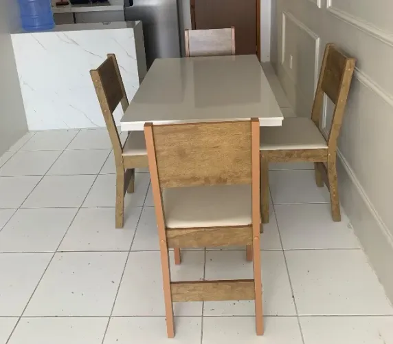 Mesa de jantar de quatro cadeiras.