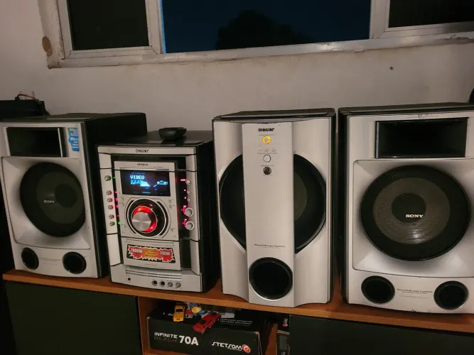 Som sony com Bluetooth, rádio FM e controle som mt alto e forte