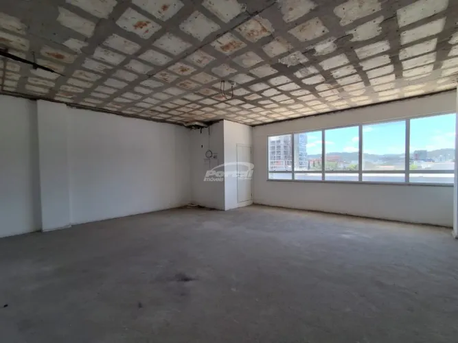 Sala comercial localizada na região central de Blumenau com 58 m² privativos mais vaga de 