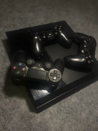 PS4 Fat 2TB + 3 Controles - Pronto pra jogar!