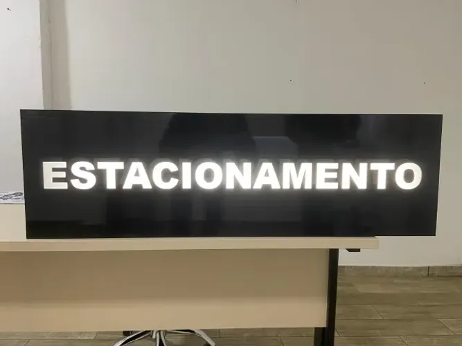 Placa ACM ESTACIONAMENTO medidas 30 cm x 100 cm luminosa