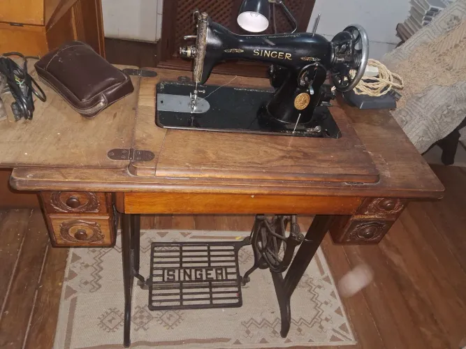 Vendo 2 máquinas de costura antigas, com gabinete. 