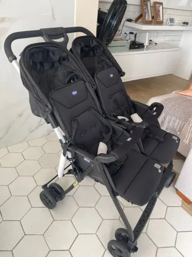 Carrinho de bebê duplo