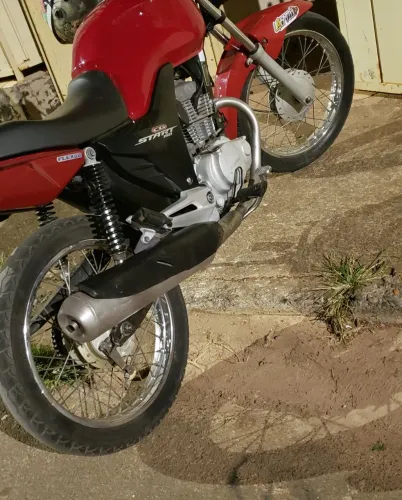 Rodas com pneus e bengalas