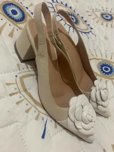 Sapato em couro com detalhe em flor