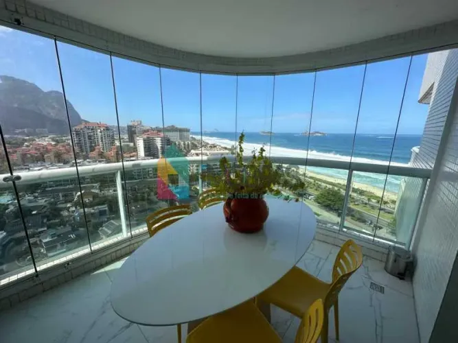 BARRA DA TIJUCA !! FLAT COM 01 QUARTO,VARANDA REFORMADO,MOBILIADO E VAGA ESCRITURADA