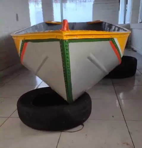 Canoa de alumínio profissional com motor de polpa