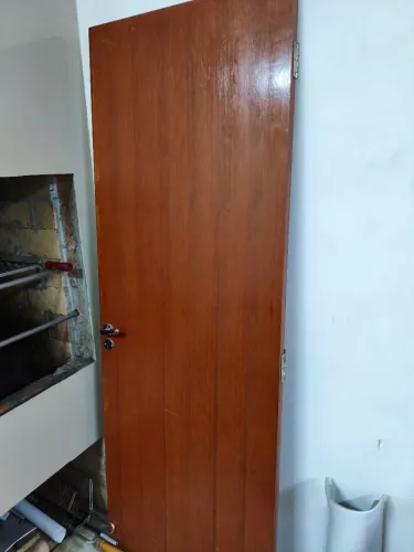 Porta completa e pia com torneira