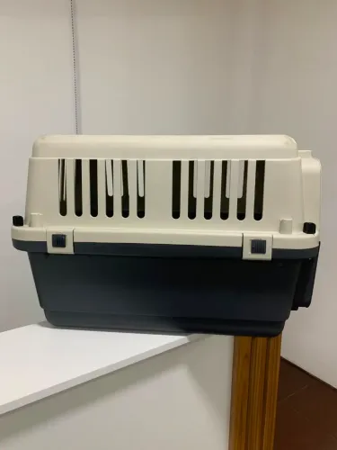 Caixa de transporte de animal.