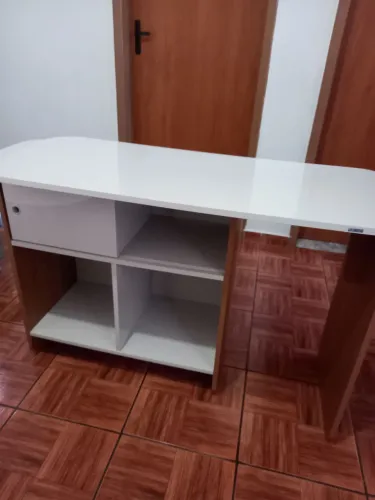 Mesa regulável para estudos e trabalho home office