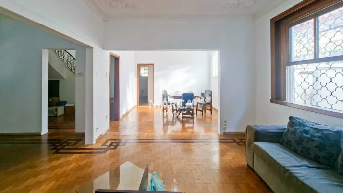 Casa Ampla de 280m² 4 Quartos, Jardim, 4 Vagas Bairro Cruzeiro