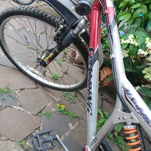 Vendo Bike japonesa aro 26 excelente estado pneus novos pequenos reparos p quantidade uso