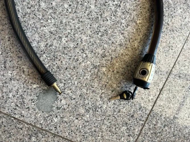 Vendo cadeado de cabo grosso de aço para step do carro ou moto ou bike