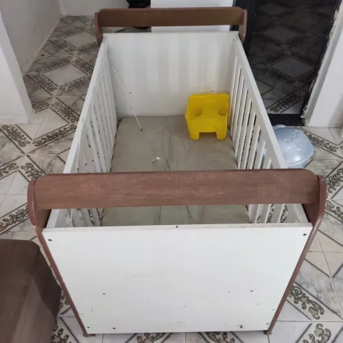 Vendo um berço bom estado branco com detalhe marrom por apenas 150 reais
