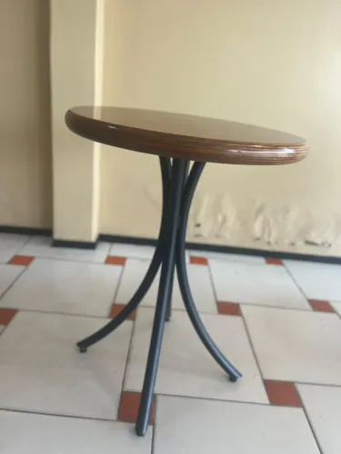 Mesa e cadeira de madeira