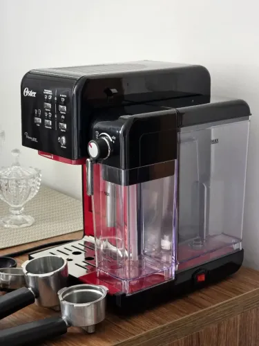 Cafeteira Oster PrimaLatte Completa + Acessórios