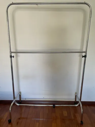 ARARA DE ROUPAS CROMADA