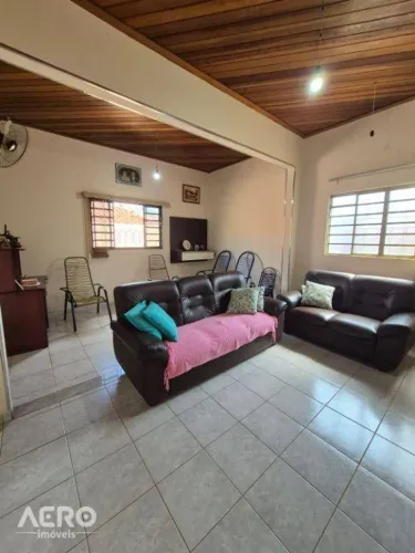 Casa em Arealva com campo de futebol