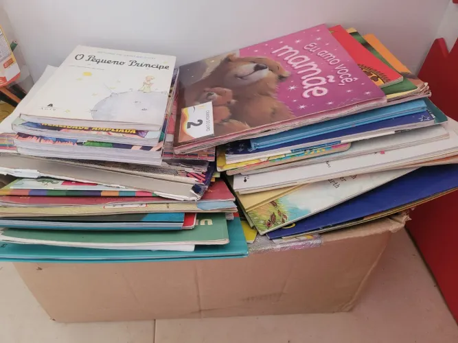Livros infantis Cx com mais de 50 livros infantís