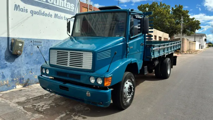 Mercedes 1218 muito novo