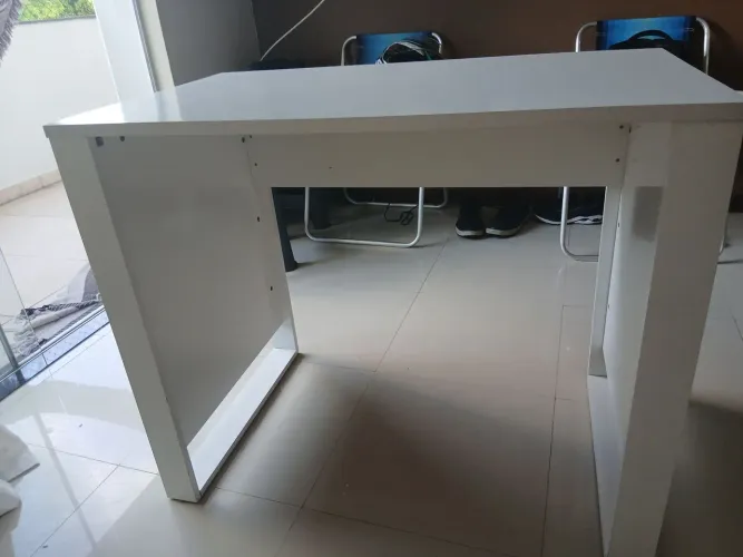 Escrivaninha MDF com acabamento UV