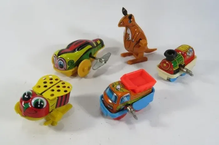 BRINQUEDOS COLECIONÁVEIS - Lote com 05 (cinco) Brinquedos movidos à Corda, todos funcionan