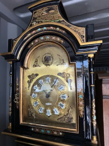 Relógio de chão português em madeira laqueado com pintura estilo chinoiserie
