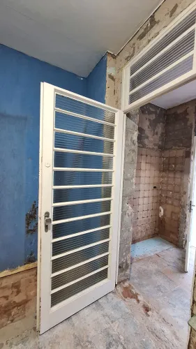 Porta de ferro com vidros!!