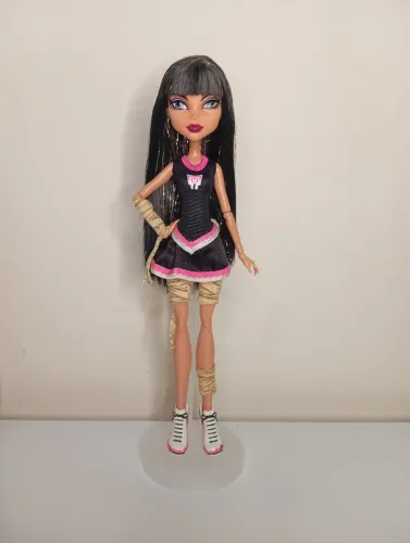 Cléo líder de torcida-monster high