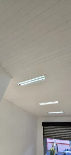 Vendo - Forro de PVC usado com 4 luminárias e 8 lâmpadas tubulares novas