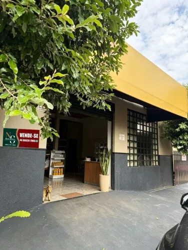Vende-se Salão Comercial; Mais Casa Residencial.