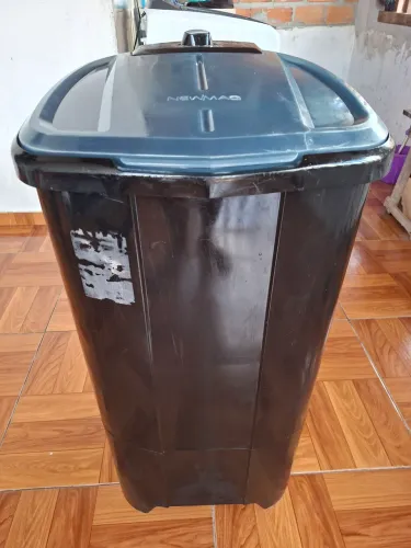 Maquina de lavar roupa 10kg preto funcionando normalmente