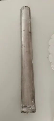 tubo de aço inox, com 67 cm de comprimento e 7 cm de diâmetro