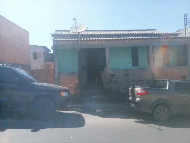 Venda (110 mil reais) ou Troca: 2 quartos, sala, banheiro, cozinha, 2 pisos. Vila da Prata