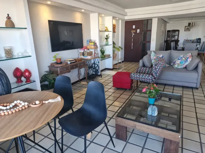 Apartamento nas Graça, 217 m², 4 quartos (3 sts, alto, nasc, 2 vgs cob. Recém reformado.