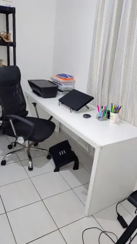 Escrivaninha + Cadeira + descanso de Pé