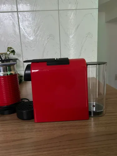 Cafeteira Nespresso Essenza Mini + Espumador de leite