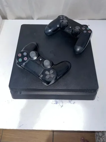 Ps4 slim 500gb com 2 controles e cabos originais