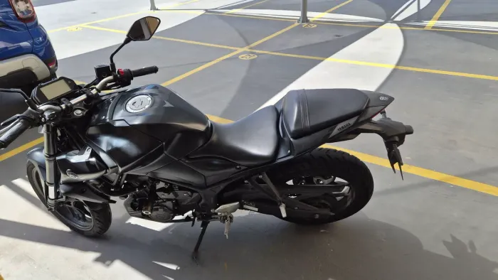 Moto yamahaa MT 03 preta