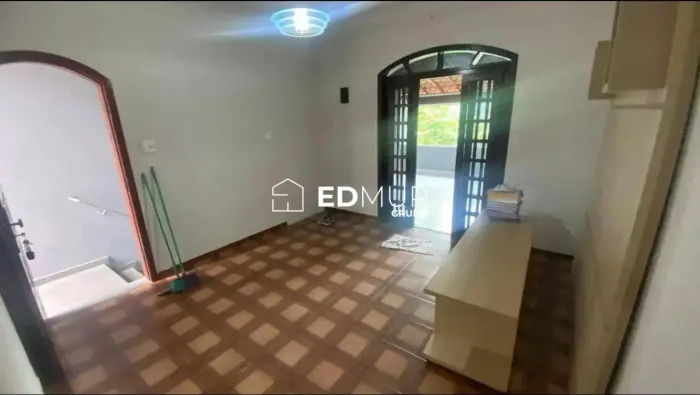 SOBRADO para EM BREVE com 244m² no bairro Parque Gerassi com 3 quartos e 2 vagas. Santo An