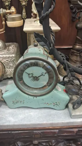 Raro e Antigo relógio de mesa Acordina, confeccionado em metal, não funciona