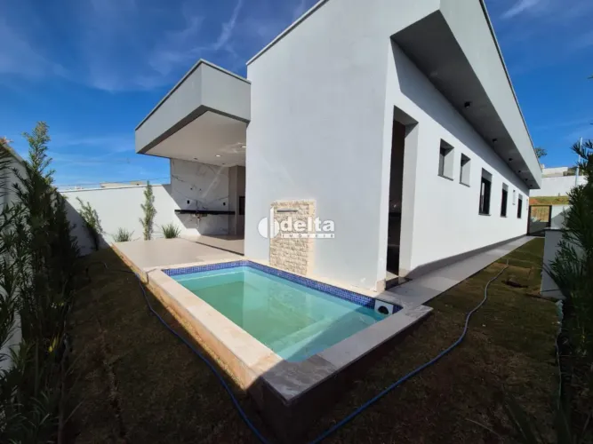 Casa residencial com 3 suítes disponível para venda no bairro Granja Marileusa em Uberlând