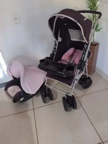 Carrinho com bebê conforto