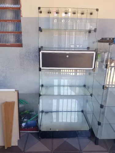 Vitrine Expositora de Vidro Modulado com Gaveta Central - Único Dono