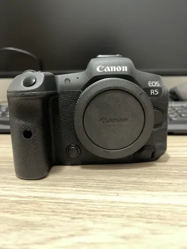 Canon EOS R5 + Adaptador + Cartão CFexpress