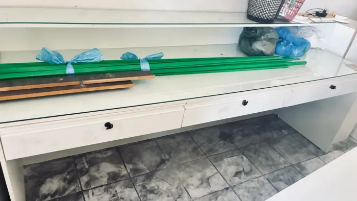 Balcão de atendimento pra loja com tampo de vidro e 3 gavetas