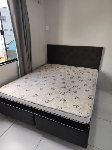 Cama queen e guarda roupa de casal
